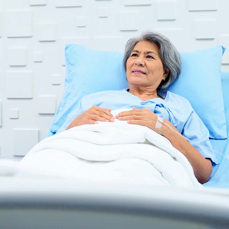 3 Pelindung Sampingelderlywomanpatientlyingbedreceivingsalinepatientroomtiredfromsymptomsdisease